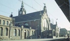 Gdańsk, budynek dworcowy głównego widziany z peronu, 1994 (3). Fot....